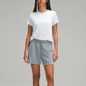 Lululemon Softstreme High-Rise Short 4"
Belgian Blue
Size 6
New with Tags